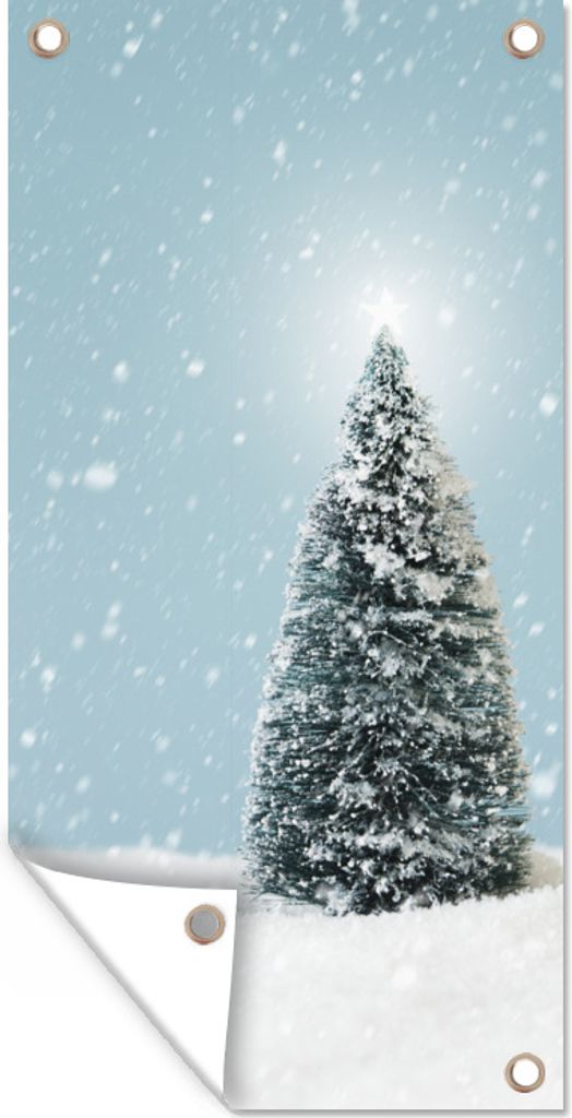 MuchoWow 40x80 cm Outdoor-Poster Gartendeko Sichtschutz Garten Poster für den Garten Ein Weihnachtsbaum in einer verschneiten Landschaft und ei...