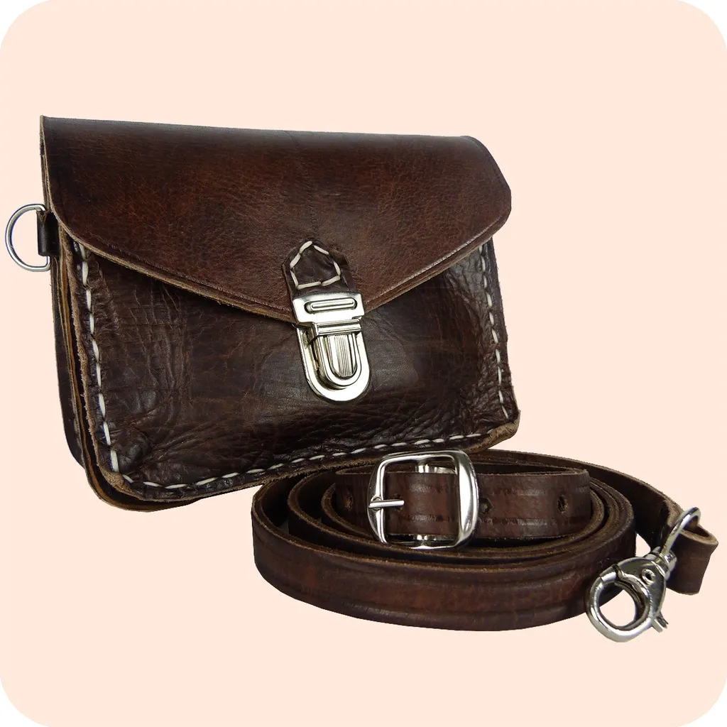 Petite sacoche en cuir marron foncé pour homme et femme format 12x16
