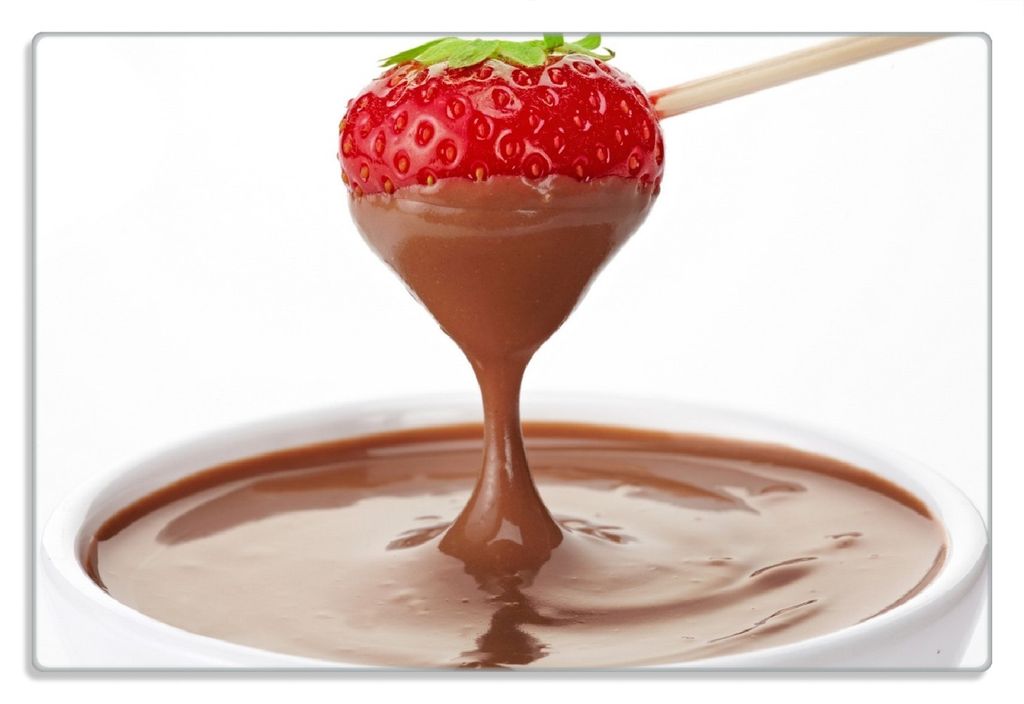 Wallario Frühstücksbrettchen aus Glas 20 x 30 cm mit rutschfesten Füßen, Motiv Schoko-fondue mit Erdbeer am Stiel