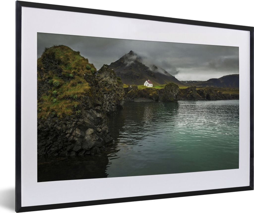 MuchoWow MuchoWow Gerahmtes Poster Ein kleines Haus oberhalb von Arnarstapi bei Island 60x40 cm - Poster mit zchwarzem Bilderrahmen - Schlafzim...