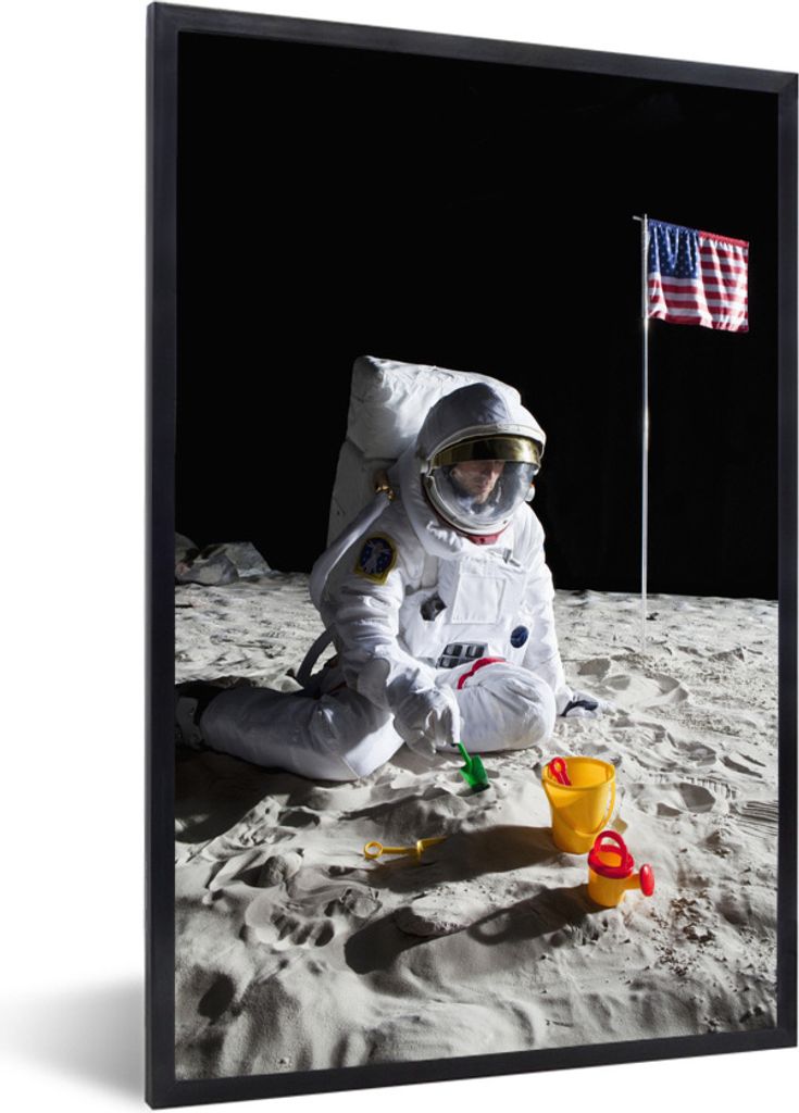 MuchoWow Gerahmtes Poster Astronaut - Mond - Sandburg 20x30 cm - Poster mit Schwarzem Bilderrahmen Wandposter Rahmen Foto Bilder - Drucken - Bild...