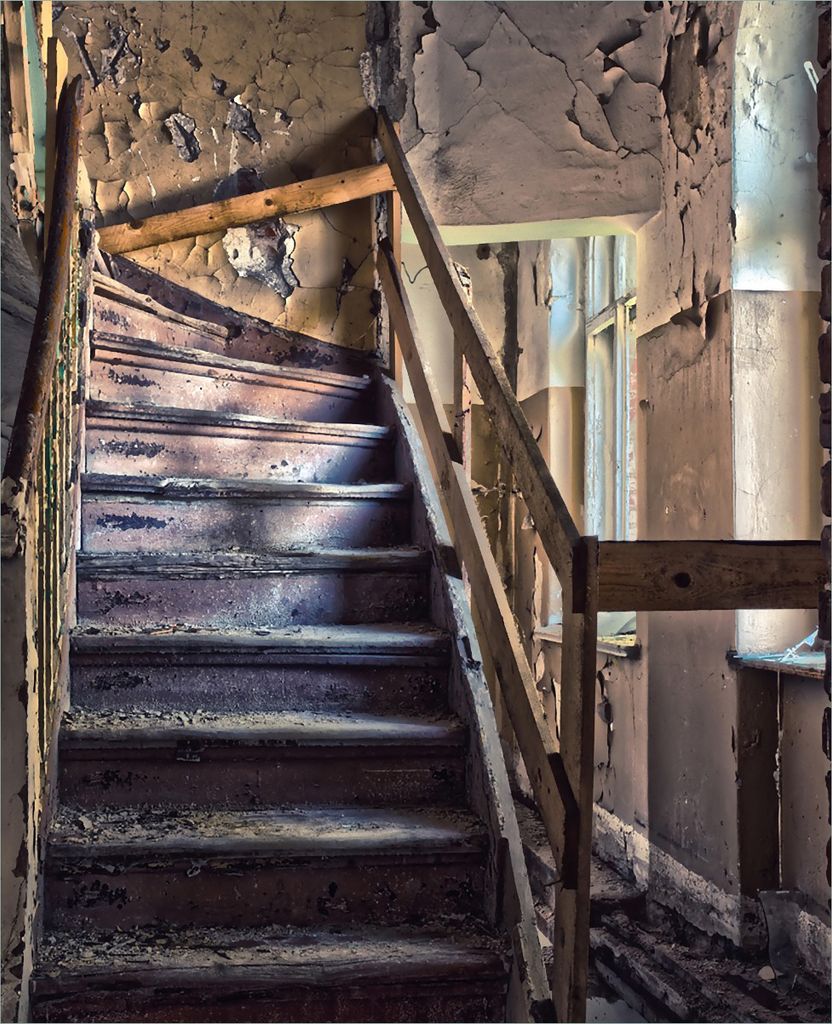 Wallario Magnet für Kühlschrank / Geschirrspüler, magnetisch haftende Folie - 60 x 80 cm, Motiv: Treppe in einem alten Haus