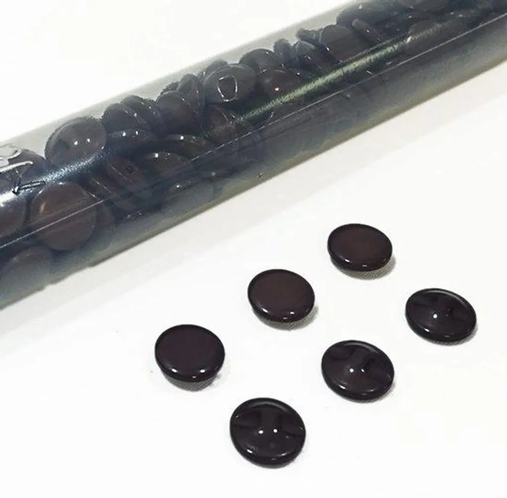 Réparer vos Vêtements avec le Pack de 144 Boutons Marron Laqués 18 mm