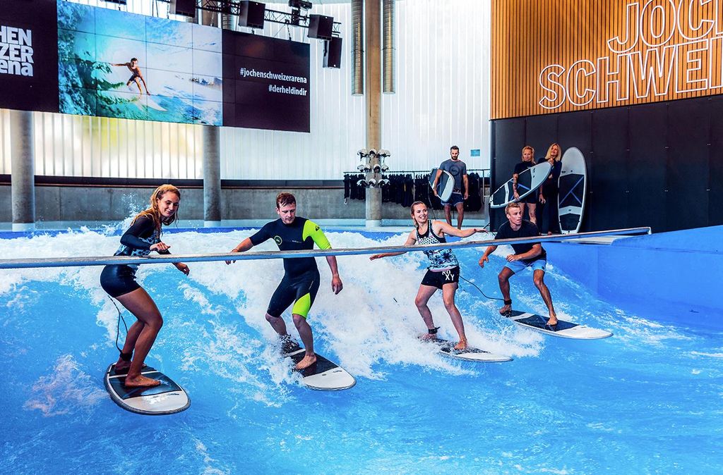 Jochen Schweizer Indoor Surfkurs - Arena München; Erlebnis verschenken oder selbst erleben; Gutschein gültig für 1 Person Gruppengröße: max. ...