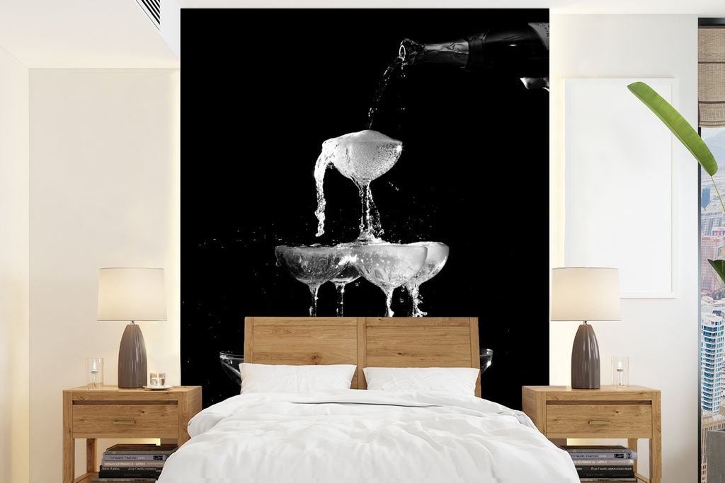 MuchoWow Fototapete für Wohnzimmer oder Schlafzimmer Wandtapete Vinyl Motivtapete Servieren teurer Getränke über gestapelten Gläsern - schwar...