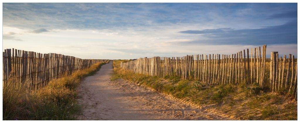 Wallario Wandbild aus Acryl, 200 x 80 cm, freischwebende Optik - Sandweg an einem Strand in Frankreich, Bretagne