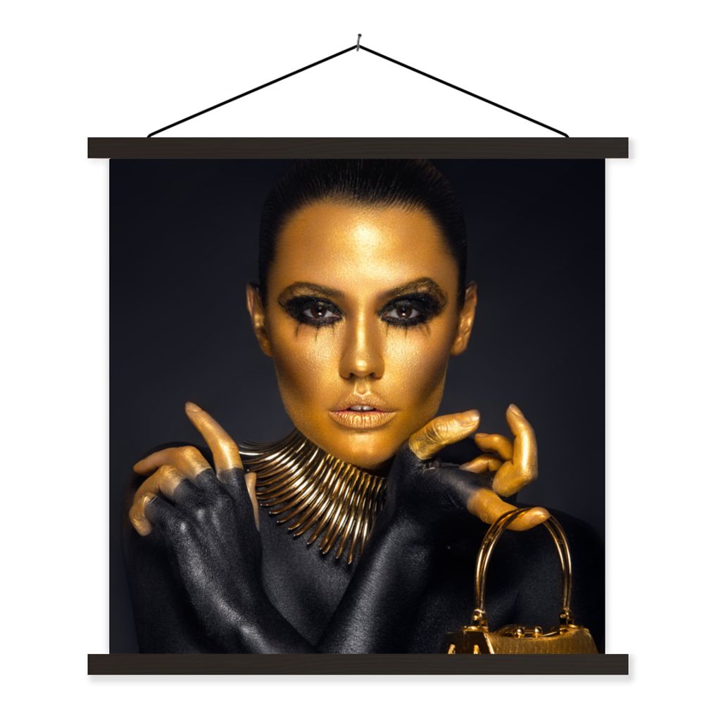 MuchoWow Textilposter Make-up - Tasche - Gold - Luxus - Frau 120x120 cm mit schwarzem Rahmen - Aufhängungsset