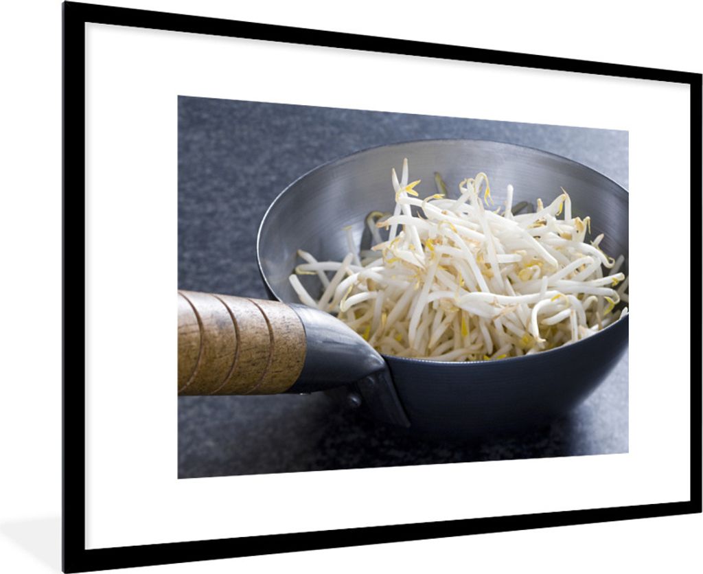 MuchoWow Gerahmtes Poster Eine Wok-Pfanne gefüllt mit Bohnensprossen 90x60 cm - Poster mit Schwarzem Bilderrahmen Wandposter Rahmen Foto Bilder ...