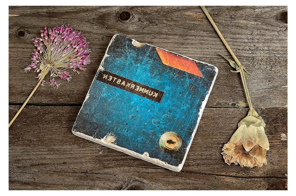 Travertin Untersetzer Briefkasten „Kummerkasten“ – Naturstein Coaster 10×10 cm – Vintage Fotokunst mit Schlüsselloch