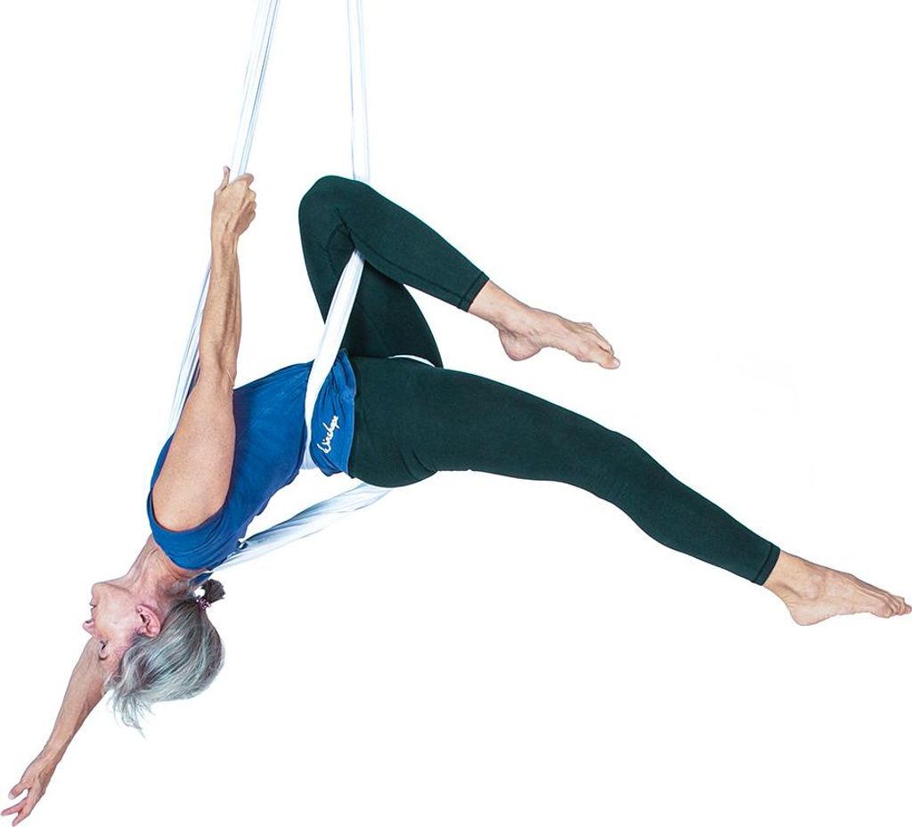 Jochen Schweizer Aerial Yoga Neumarkt (60 Min.); Erlebnis verschenken oder selbst erleben; Gutschein gültig für 1 Person Gruppengröße: 5-20 Per...