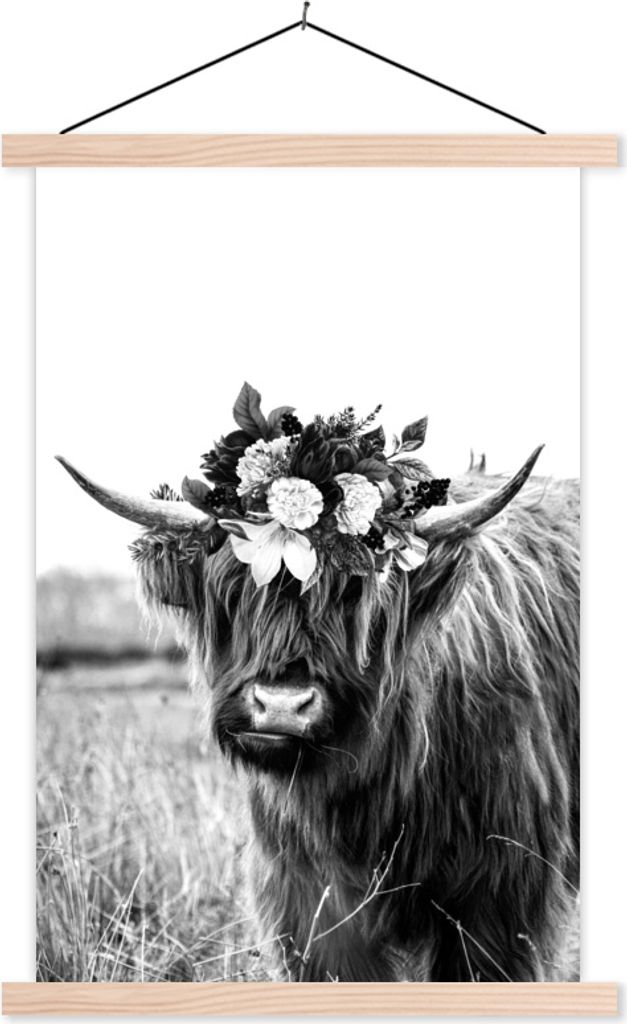 MuchoWow Textilposter Schottisches Hochlandrind auf einer Wiese - schwarz und weiß 40x60 cm mit holzfarbenen Rahmen - Poster