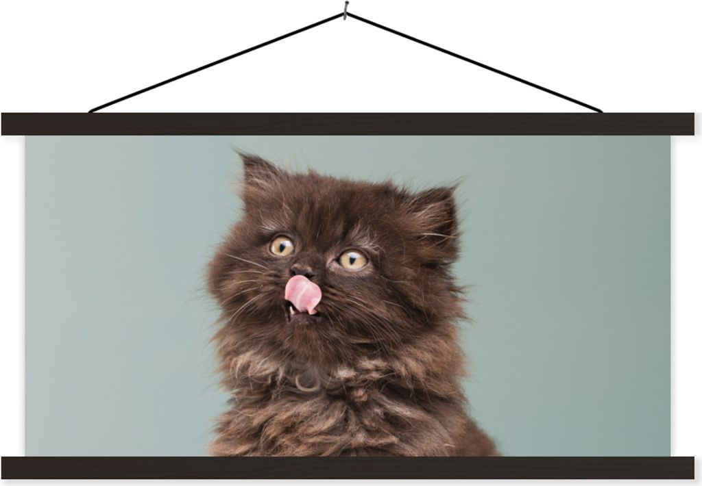 MuchoWow Textilposter Kätzchen - Perserkatze - Zunge - Mädchen - Kinder - Jungen - Kinder 90x45 cm mit schwarzem Rahmen - Klemmleisten