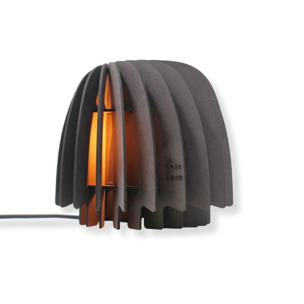 Toad Tischleuchte – Design Tischlampe aus MDF – Verspielt & Modern – 23 × 23 × 21 cm – E14 Fassung – Schwarz