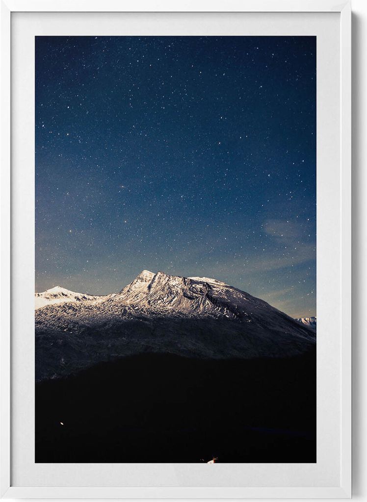 Landschaft eines Berges vor einem Sternenhimmel– Wandbild mit Rahmen – Gerahmtes Bild – Wanddekoration – 70x100 cm – Weiß Rahmen