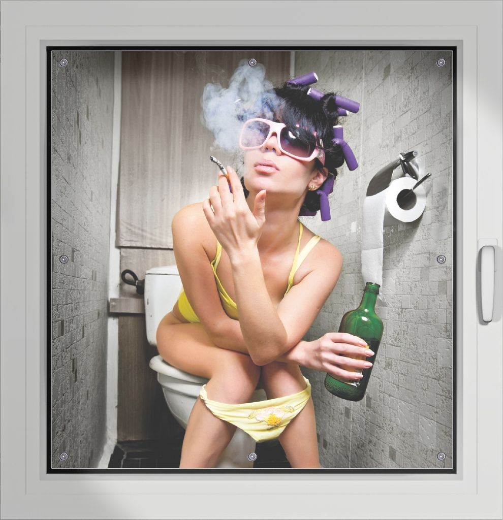 Wallario Lichtschutzbild, Dekorativer Sichtschutz Sonnenschutz 96 x 100 cm mit Motiv: Kloparty - Sexy Frau auf Toilette Zigarette & Schnapsflasche ...