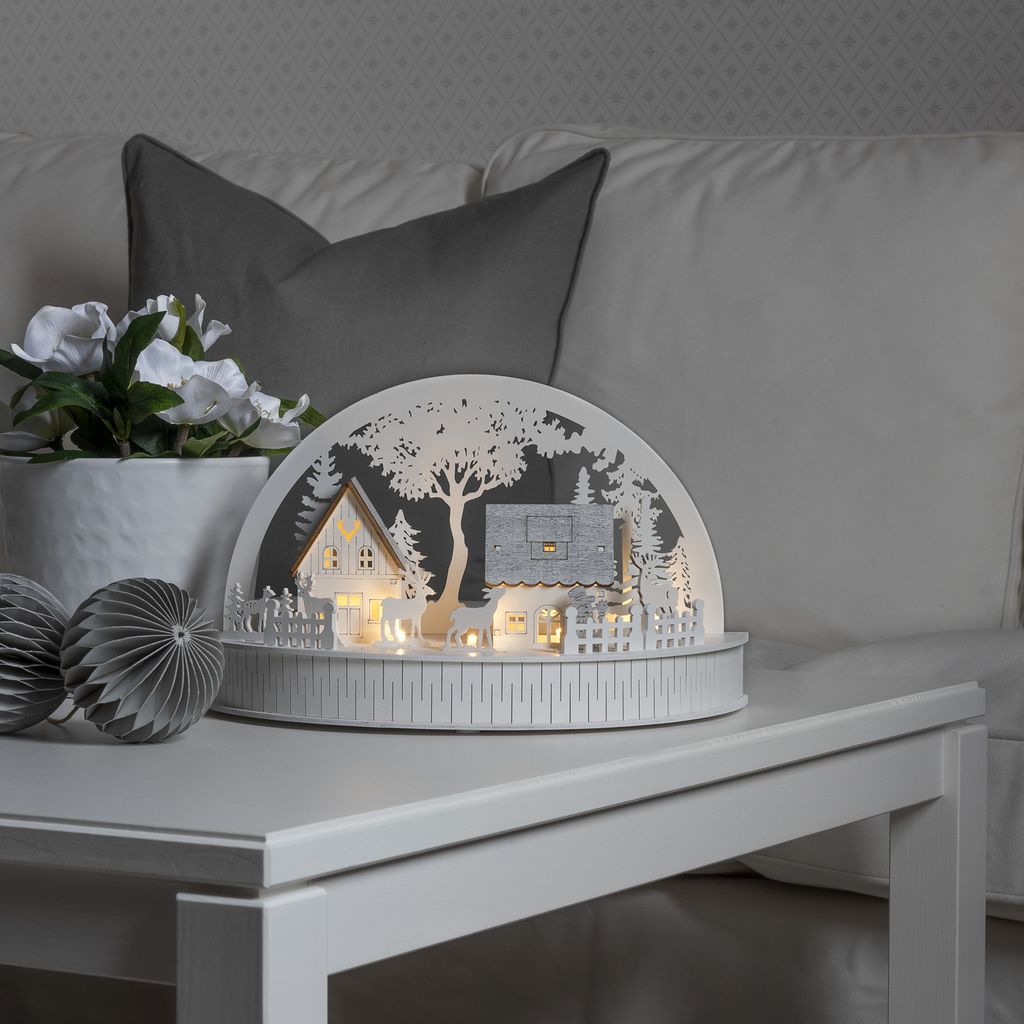 Konstsmide 3280-210 LED Holzsilhouette, "Häuser und Rentiere", 6H Timer, 5 warm weiße Dioden, batteriebetrieben, Innen, 0,3W, Batterie: 2 x AA 1,...