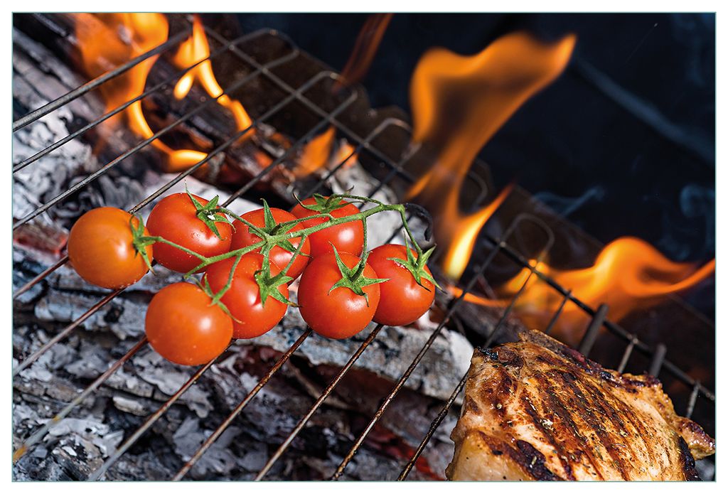 Wallario Küchenrückwand aus Glas, Größe: 90 x 60 cm, Motiv: Tomaten und Steak auf einem Grill | Spritzschutz | abwischbar | pflegeleicht | in