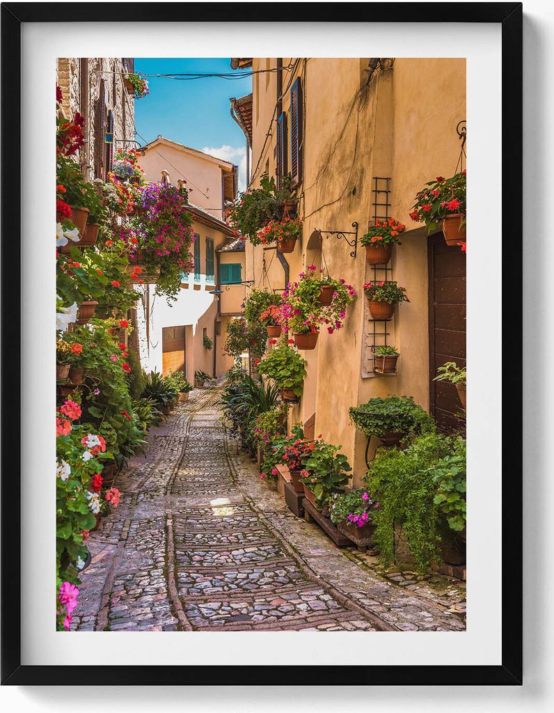 Blumenstraße in einer Stadt in Umbrien– Wandbild mit Rahmen – Gerahmtes Bild – Wanddekoration – 60x80 cm – Schwarz Rahmen