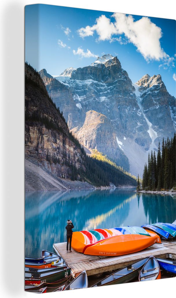 OneMillionCanvasses - Leinwandbilder - 90x140 cm, Frau macht ein Foto vom Moraine Lake in Kanada, Wandbilder Kunstdruck Wanddekoration - Wandschm...