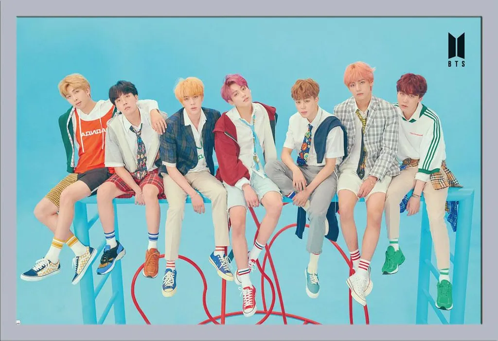 BTS - Poster - Gruppo Blu + cornice rimovibile, Shinsuke® Maxi MDF argento, disco acrilico