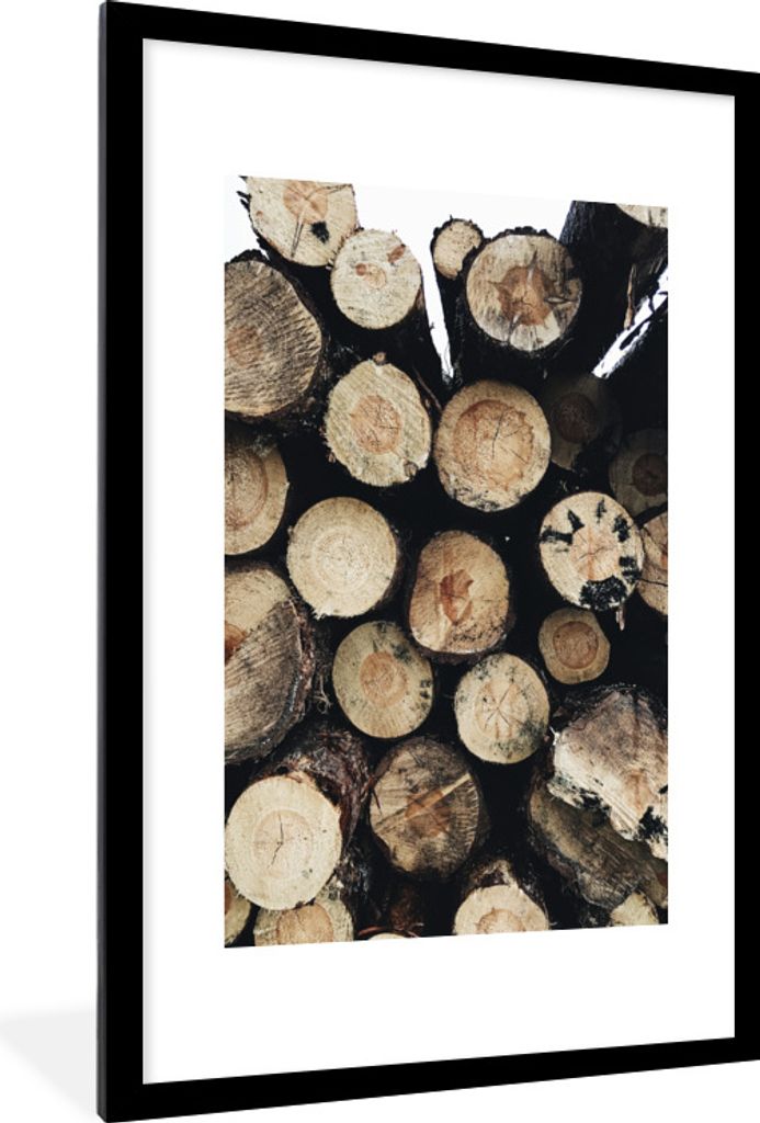 MuchoWow Gerahmtes Poster Holz - Winter - Kamin - Kofferraum 60x90 cm - Poster mit Schwarzem Bilderrahmen Wandposter Rahmen Foto Bilder - Dekorat...