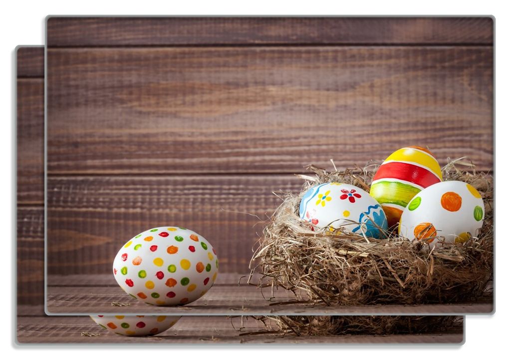 Wallario Frühstücksbrettchen 2er Set aus Glas, je 20 x 30 cm, mit rutschfesten Füßen, Motiv Bunte bemalte Eier an Ostern im Vorgelnest vor höl...