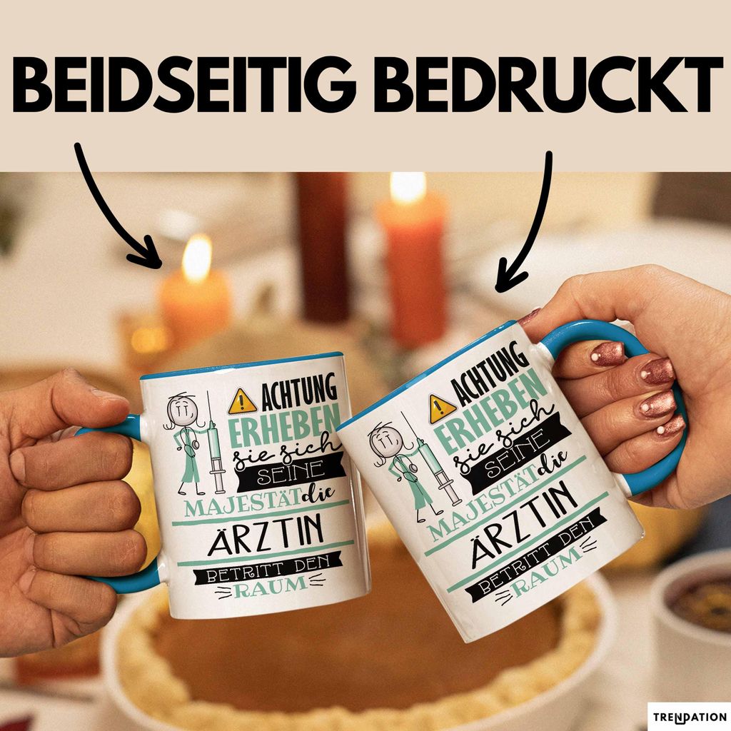Ärztin Tasse Geschenk Lustiger Spruch Bitte Erheben Sie Sich Seine Majestät Die Ärztin Betritt Den Raum (Blau)