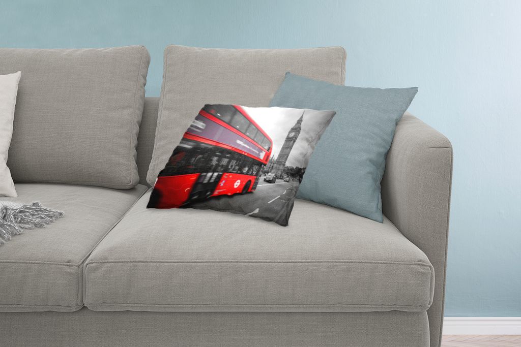 MuchoWow Zierkissen Sofakissen Wohnzimmer Dekokissen 60x40 cm Ein Schwarz-Weiß-Foto eines roten Busses am Big Ben - Kopfkissen - Polster mit Foto