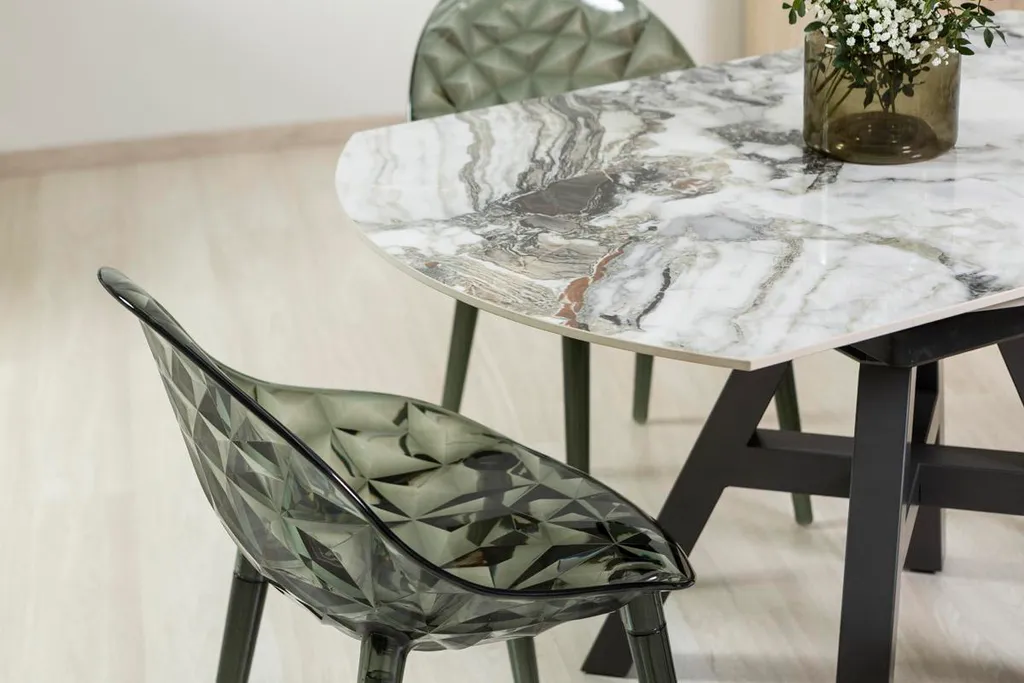 Chaises robustes en polycarbonate contre le manque d'espace - 4