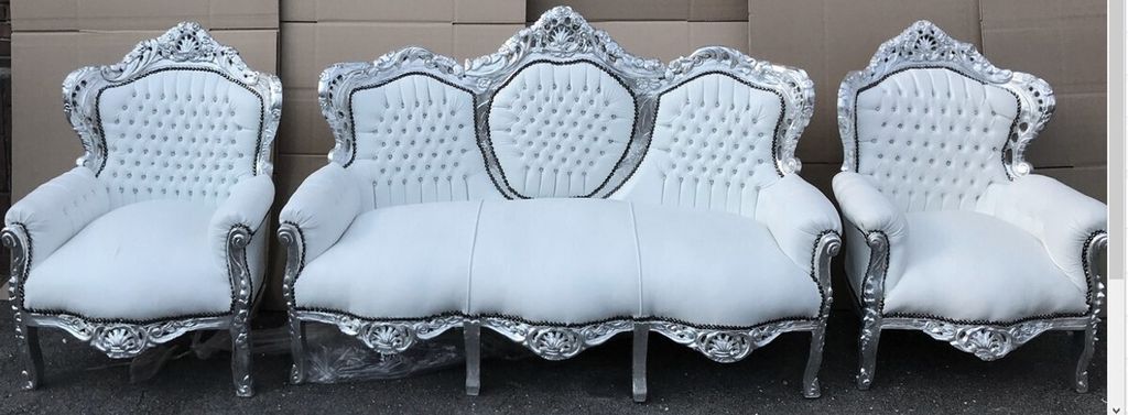 Casa Padrino Barock Sofa Garnitur Weiß Lederoptik / Silber + 2 Sessel mit Glitzersteinen - Wohnzimmer Barock