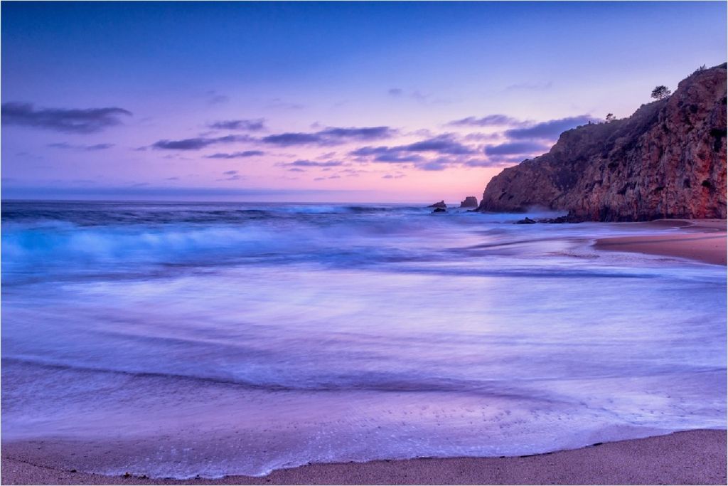 Wallario Poster - Kalifornischer Strand am Abend mit Felsenküste, Kunstdruck Größe: 61 x 91,50 cm