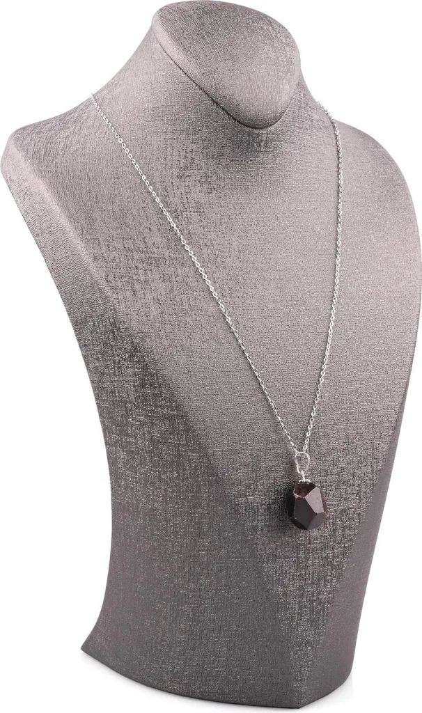 Pendentif pierre de grenat rouge éclatant et chaîne en argent brillant
