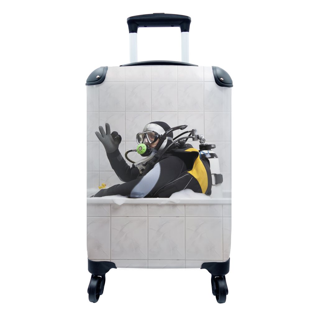 MuchoWow Koffer Handgepäck Trolley Rollkoffer Kleine Reisekoffer mit 4 Rollen - Komischer Taucher in einem Bad voller Seife - Cabin Size < 55x40...