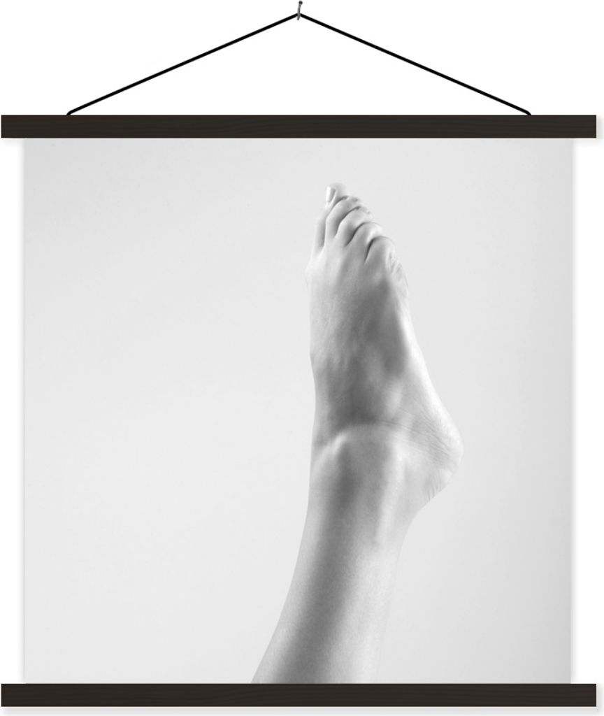 MuchoWow Textilposter Frauenfuß in der Luft - schwarz und weiß 90x90 cm mit schwarzem Rahmen - Magnetisches