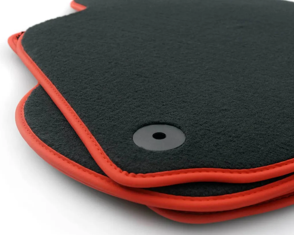 Set 4 Tappetini su Misura per Golf 4 e Bora - Velluto Nero e Nubuck Rosso