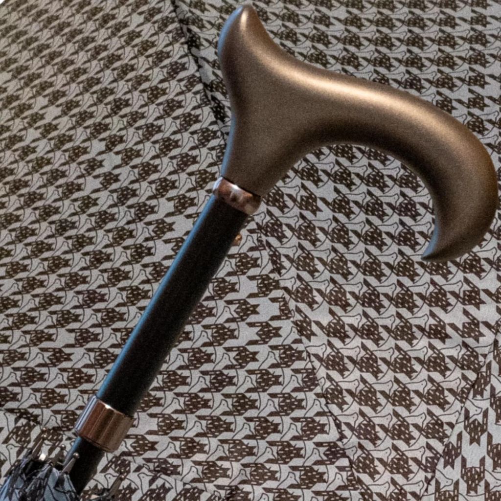 Gastrock Gehstock Regenschirm verstellbar – Weiß mit Braun – Durchmesser 102 cm – Rahmen Aluminium – Stoff Polyester – Derby-Acetat-Griff