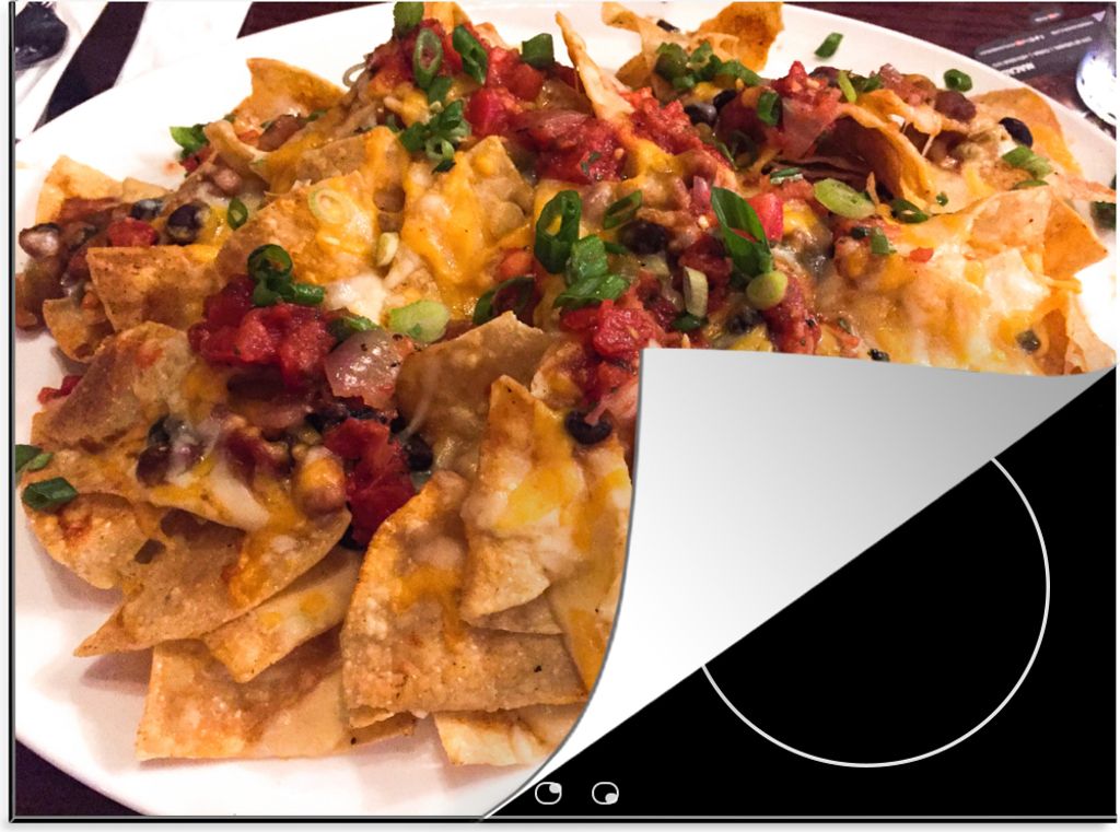 KitchenYeah Herdabdeckplatte Eine Nahaufnahme von Nachos auf einem weißen Teller , 75x52cm, Küche Deko, Glaskeramikfeld Herdabdeckung, Abdeckpl...