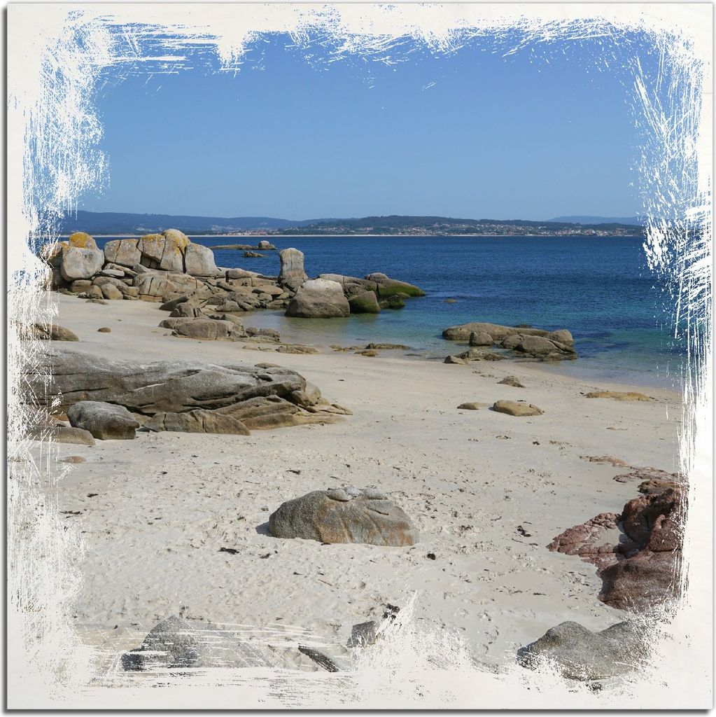 Kunstdrucke Wandbilder Holz in : Brillante Farben, Größe 50 x 50 cm Motiv Felsen auf einem Sandstrand