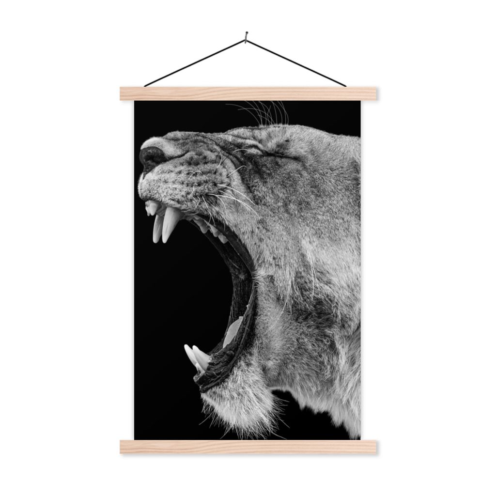 MuchoWow Textilposter Tiere - Löwe - Schwarz - Weiß - Porträt 60x90 cm mit holzfarbenen Rahmen - Textil