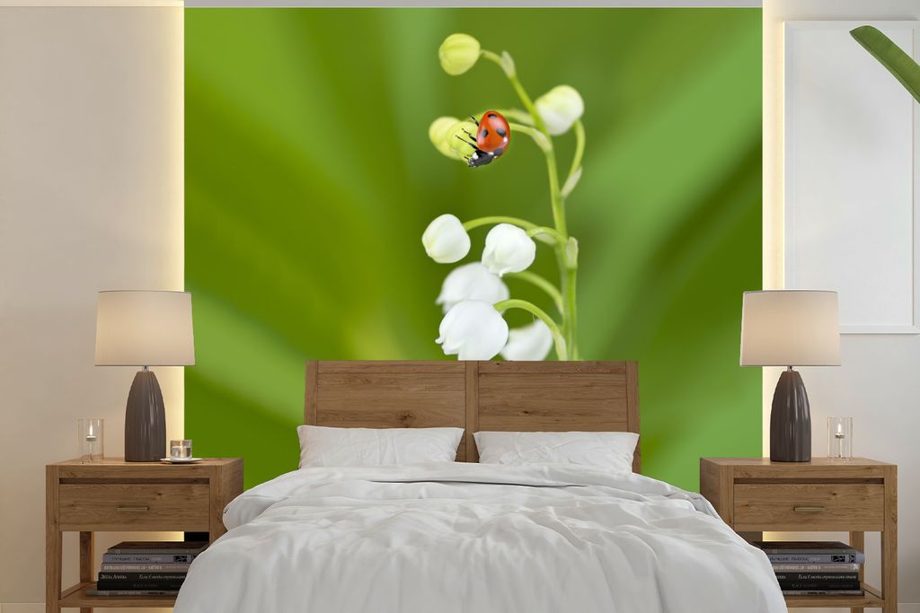 MuchoWow Fototapete für Wohnzimmer oder Schlafzimmer Wandtapete Vinyl Motivtapete Ein Marienkäfer auf einem weißen Maiglöckchen - 350x350 cm ...