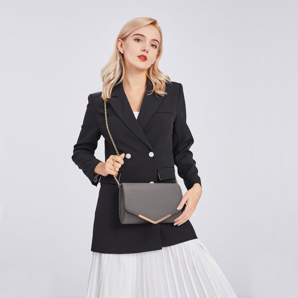 Graue Clutch-Handtasche aus Kunstleder mit goldener Rosetta-Kette