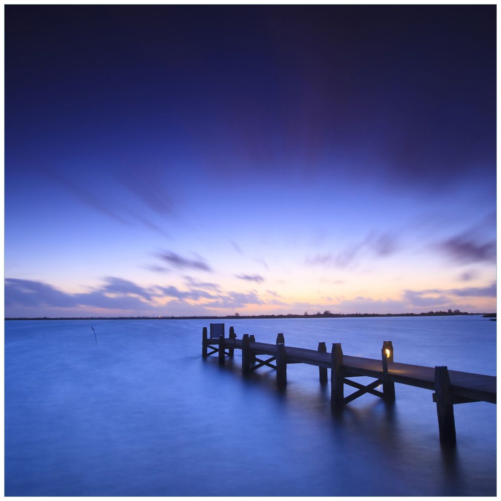 Wallario Magnet für Kühlschrank / Geschirrspüler, magnetisch haftende Folie - 60 x 60 cm, Motiv: Steg bei Abenddämmerung - Blauer Himmel bei Nacht