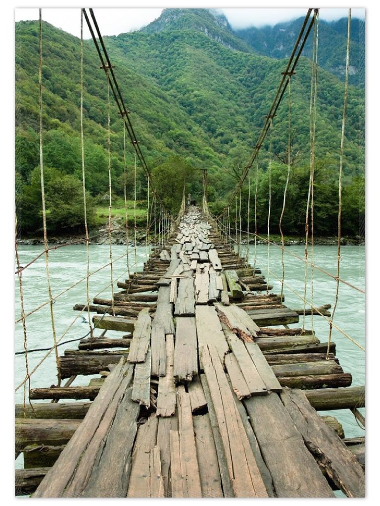 Wallario Premium Teppich, Größe 50 x 70 cm, Alte Hängebrücke über dem Fluss