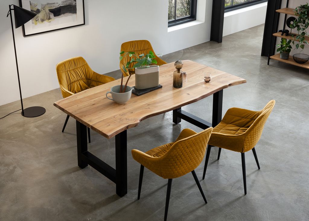 SalesFever Tischgruppe 160 x 85 cm | 5-tlg. | 35 mm Platte Akazie natur | H-Gestell Metall schwarz | 4 Stühle aus Samt | senfgelb – schwarz