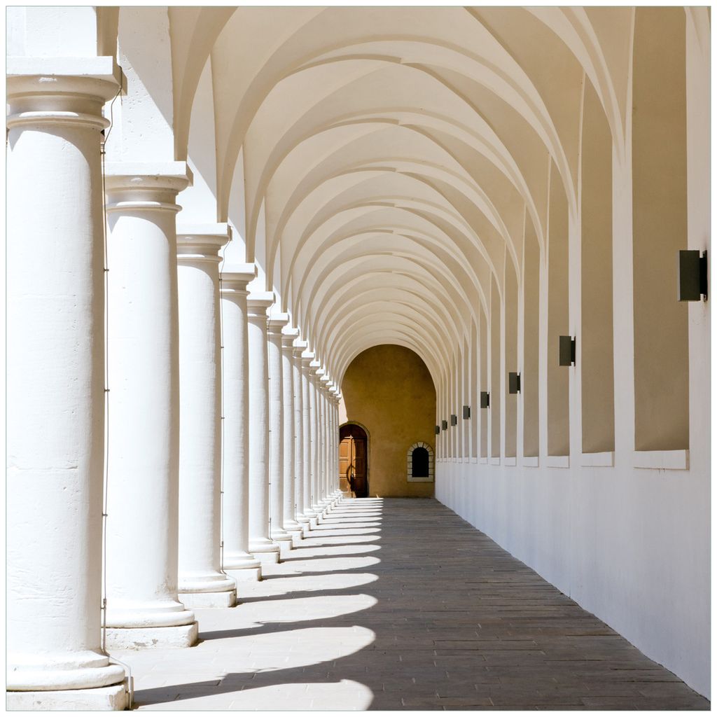 Wallario Premium Glasbild, freischwebende Optik, kräftige Farben, Größe 50 x 50 cm Motiv Gewölbegang