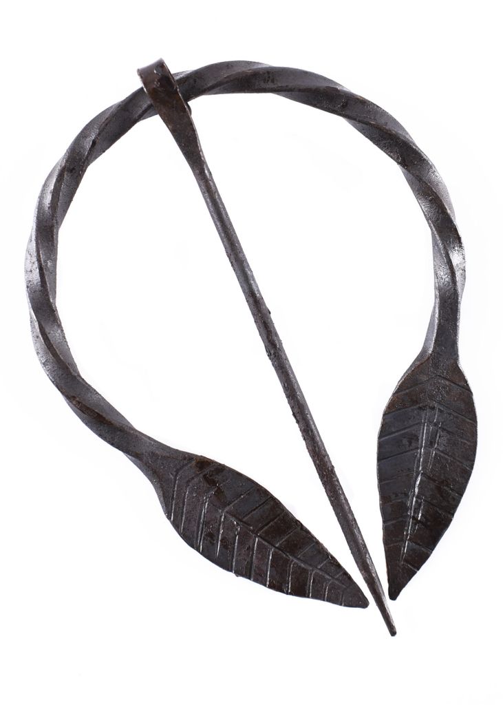 Ringfibel mit Blättern, handgeschmiedet Produktbild 
