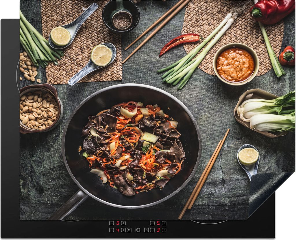KitchenYeah Herdabdeckplatte Wok-Pfanne in einer asiatischen Küche , 65x52cm, Küche Deko, Glaskeramikfeld Herdabdeckung, Abdeckplatte fùr Koch...
