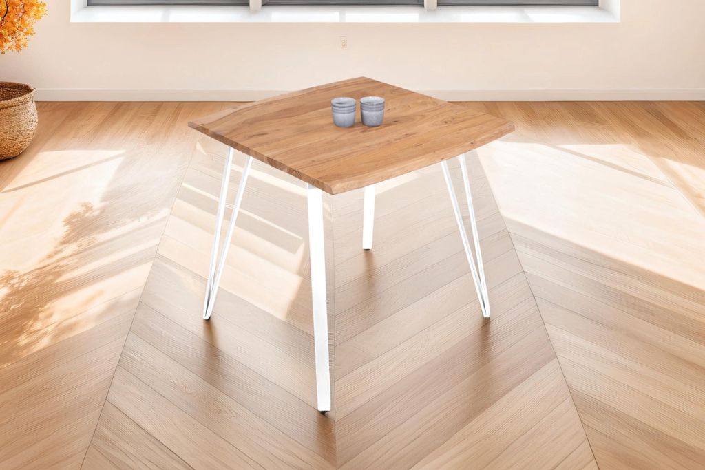 Baumkantentisch 90x90 cm Celia, Akazienholz naturfarben + massiv, echte Baumkante, Esstisch aus Massivholz, Esszimmertisch mit Metallgestell Weiß