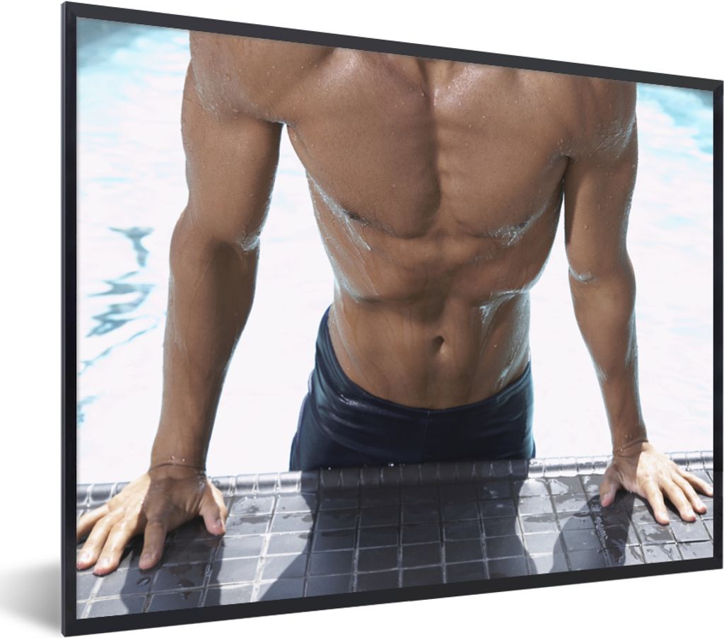 MuchoWow MuchoWow Gerahmtes Poster Ein muskulöser Mann stößt sich aus dem Becken hoch 40x30 cm - Poster mit zchwarzem Bilderrahmen - Kunstpo...