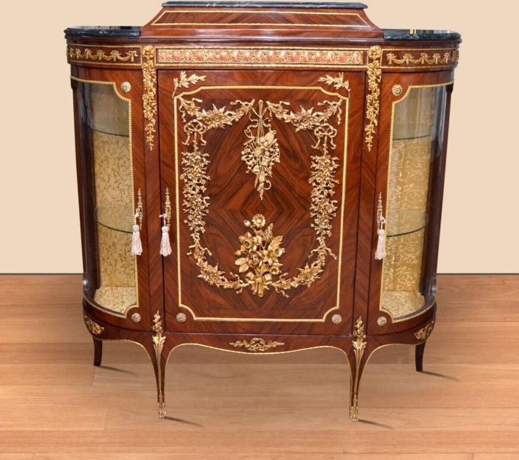 Casa Padrino Barock Vitrine Braun / Gold - 140 x 40 x H 145 cm Prunkvoller Barock Vitrinenschrank mit Glastür - Barock Wohnzimmer Möbel